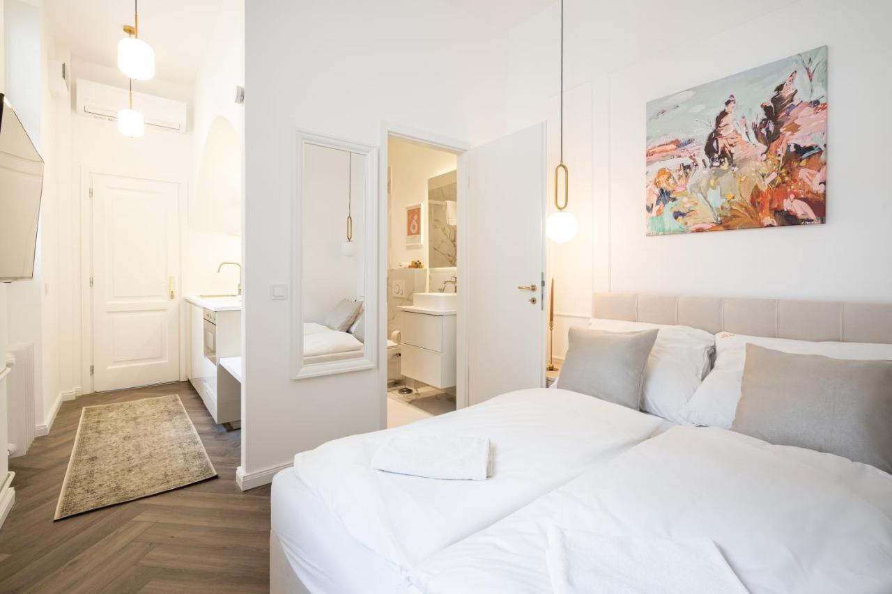 E13 - Grand Boulevard Heritage Suite - Best Location By Bqa Budapest Room photo